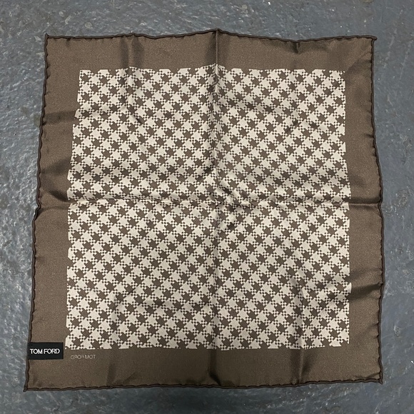 Tom Ford Brown Beige Silk Houndstooth Print Pocket Square - Picture 3 of 5